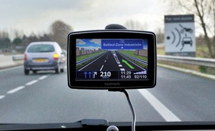 Les systèmes de guidage des automobilistes et la cartographie sur internet ont bien failli faire disparaître les bonnes vieilles cartes routières