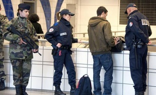 Les enquêteurs français ont engagé mardi une course contre la montre avec le mystérieux tueur en série qui a impitoyablement exécuté sept personnes au cours de trois attaques et qui pourrait avoir filmé ses crimes.