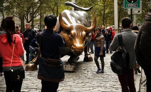 La Bourse de New York a terminé jeudi la première séance de 2104 dans le rouge, les investisseurs choisissant d'engranger quelques profits après avoir terminé l'année précédente sur de nouveaux records: le Dow Jones a perdu 0,82% et le Nasdaq 0,80%.