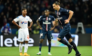 L'attaquant du PSG Zlatan Ibrahimovic sous les yeux du Marseillais Lemina, le 9 novembre 2014 au Parc des Princes.