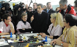 Nicolas Sarkozy rencontre les ouvrières de Lejaby à Yssingeaux, le 8 mars 2012.