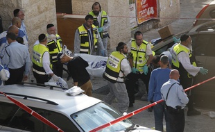 Les secours israéliens sur les lieux de l'assaut contre une synagogue à Jérusalem le 18 novembre 2014.