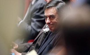 M. Fillon lui-même s'est "félicité" dans un communiqué que son rival ait accepté que les militants revotent "dans un délai raisonnable". Si tout se déroule comme prévu, "la réunification des groupes parlementaires UMP" et R-UMP "pourra être effective dès qu'un Conseil national aura acté" l'accord "en cours" avec M. Copé. Une réunion du Parlement de l'UMP pourrait intervenir le samedi 12 janvier -mais rien n'est acté-, avant la rentrée parlementaire prévue la semaine suivante.