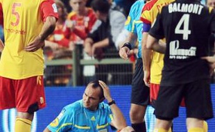 L'arbitre assistant, Johan Perraux, touché par un projectile lors du match Lens-Lille, le 11 septembre 2010 à Lens.