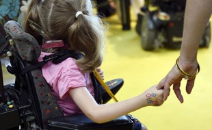 Une fillette handicapée lors de la préparation du 28è téléthon le 13 septembre 2014 à la Cité des Sciences à Paris