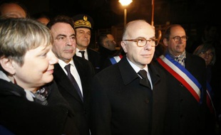Bernard Cazeneuve, le président du Consistoire central israélite de France Joël Mergui et la maire de Bagneux Marie-Hélène Amiable, lors d'une cérémonie marquant le 10e anniversaire de la mort d'Ilan Halimi à Bagneux, le 13 février 2016