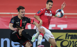 Damien Da Silva, ici à la lutte avec Wissam Ben Yedder, a sans doute disputé son dernier match avec le Stade Rennais.