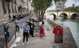 Paris poursuit son expérimentation d'« uritrottoirs », des pissotières qui se veulent écologiques et sans odeur.