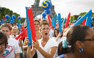 Paris le 27 juin 2012. . Rassemblement sur le champ de Mars d'un millier de jeunes effectuant leur service civique volontaire. partout en France. Batucada geante.