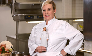 La chef cuisinière Hélène Darroze a le droit à sa Barbie pour la journée internationale des droits des femmes
