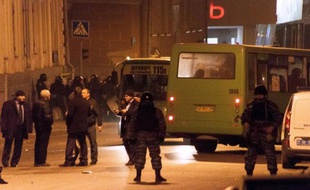 Des policiers ukrainiens anti-émeutes bloquent l'accès des locaux d'un groupe radical, "le Patriote de l'Ukraine", le 15 mars 2014 à Kharkiv