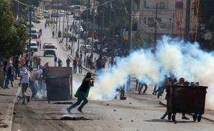 Des Palestiniens lors de heurts avec les forces de sécurité israéliennes à Bethléem au sud de Jérusalem en Cisjordanie occupée, le 16 octobre 2015