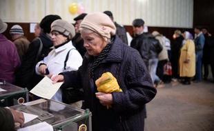 Une femme en train de voter dimanche 14 mars 2014 à Bakhtchissaraï, une partie de la Crimée où vivent les Tatars qui ont boycotté le référendum sur le rattachement à la Russie