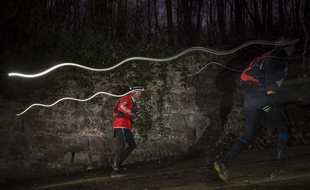 Lors du trail de la Saintélyon les participants prennent le départ de la course à minuit.