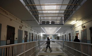 Un couloir de la prison des Baumettes, à Marseille.