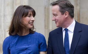 Le Premier ministre David Cameron et son épouse Samantha, le 10 mai 2015 à Londres