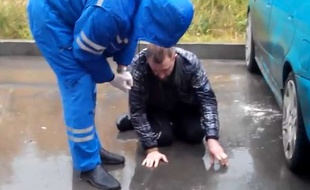 Capture d'écran d'une vidéo YouTube montrant un consommateur d'une nouvelle drogue de synthèse en Russie.