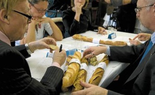 Le jury a étudié l'aspect, la cuisson, le goût, l'odeur et la mie des 124 baguettes en lice.