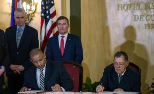 Le Secrétaire aux Transports Anthony Foxx (à gauche), et son homologue, le ministre des Transports cubain Adel Yzquierdo, signe un accord sur les liaisons aériennes entre les Etats-Unis et Cuba, le 16 février 2016