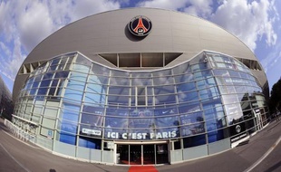 Un établissement bancaire qatari serait en négociations avancées avec le club autour d'un contrat de sponsoring au montant d'environ 100 millions d'euros par saison