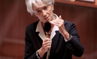 La ministre de l'Economie Christine Lagarde a annoncé lundi qu'elle allait convoquer les sociétés pétrolières à Bercy pour leur demander de s'engager à "lisser" les hausses des prix des carburants.