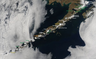 Une photo prise par un satellite de la Nasa montre 52 des volcans potentiellement actifs des Îles Aléoutiennes, en Alaska.