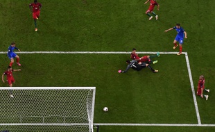 Giroud trouve le poteau