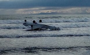 L'ULM d'un homme de 75 ans s'est échoué près d'une plage. Il a pu regagner le rivage à la nage.