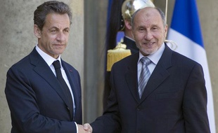 Le président français Nicolas Sarkozy reçoit le président du Conseil national de transition libyen, Moustapha Abdel Jalil à l'Elysée, le 20 avril 2011.