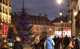 Lille, le 1er decembre 2013. Le centre ville commence a s'illuminer aux couleurs de Noel.