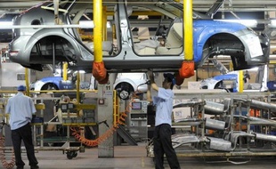 La Chine, premier marché automobile du monde, va limiter les investissements des constructeurs automobiles étrangers pour encourager son industrie nationale, a indiqué jeudi l'agence Chine nouvelle.