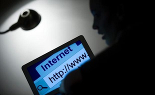 La surveillance généralisée des échanges sur internet, même si elle nuit "gravement" aux libertés individuelles, est "justifiée" pour 57% des Français à des fins de lutte contre les organisations criminelles, selon le baromètre Orange/Terrafemina diffusé mardi en exclusivité par l'AFP.
