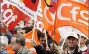 Saisi par le Premier ministre, le CES a adopté un avis à l'issue de débats passionnés, étalés sur plusieurs semaines, et d'un vote solennel. Le texte a été adopté avec 132 voix pour (CGT, CFDT, Unsa, UPA, associations et mutuelles), 57 contre (FO, CFTC, CFE-CGC, Medef, CGPME, UNAPL) et 8 abstentions.