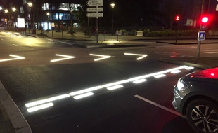 Le marquage lumineux est visible au croisement du boulevard Vincent-Gâche et du boulevard de Gaulle.