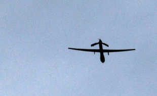 Quatre rebelles islamistes présumés ont été tués lundi par un bombardement de drone américain dans le nord-ouest du Pakistan, bastion des talibans et de leurs alliés d'Al-Qaïda, ont annoncé des responsables militaires locaux.