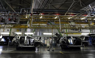 Le groupe français PSA Peugeot Citroën a encore souffert de la mauvaise santé des marchés automobiles européens au premier semestre, avec une perte nette de 819 millions d'euros et il a chiffré mercredi à 1,5 milliard d'euros les mesures qu'il veut appliquer d'ici à 2015 pour redresser la barre.