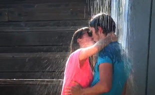 Il joue avec des inconnues le classique baiser sous la pluie des comédies romantiques.