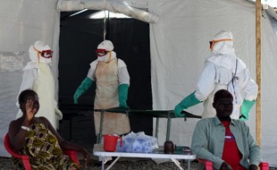 Un centre de traitement contre le virus Ebola géré par la Croix Rouge près de la ville de Kenama, au Sierra Leone, le 15 novembre 2014