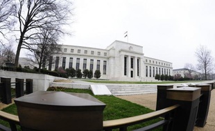 La banque centrale des Etats-Unis (Fed) a annoncé jeudi avoir approuvé les plans d'utilisation du capital de seize des plus grandes banques américaines, mais n'avoir donné qu'un feu vert "sous conditions" à deux d'entre elles, Goldman Sachs et JPMorgan Chase.