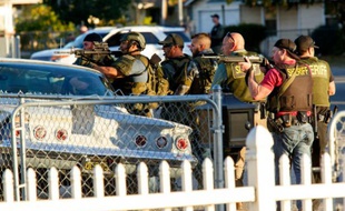 Des officiers de police cherchent des suspects d'une fusillade à San Bernardino le 2 décembre 2015