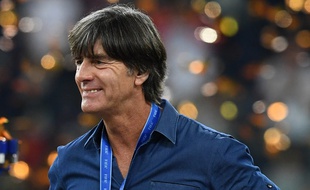 Joachim Löw fier de son équipe d'Allemagne bis, qui a remporté la Coupe des Confédérations le 2 juillet 2017.