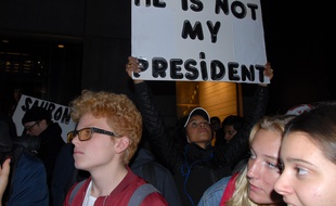 Des manifestants devant la Trump Tower à New York le 10 novembre 2016.