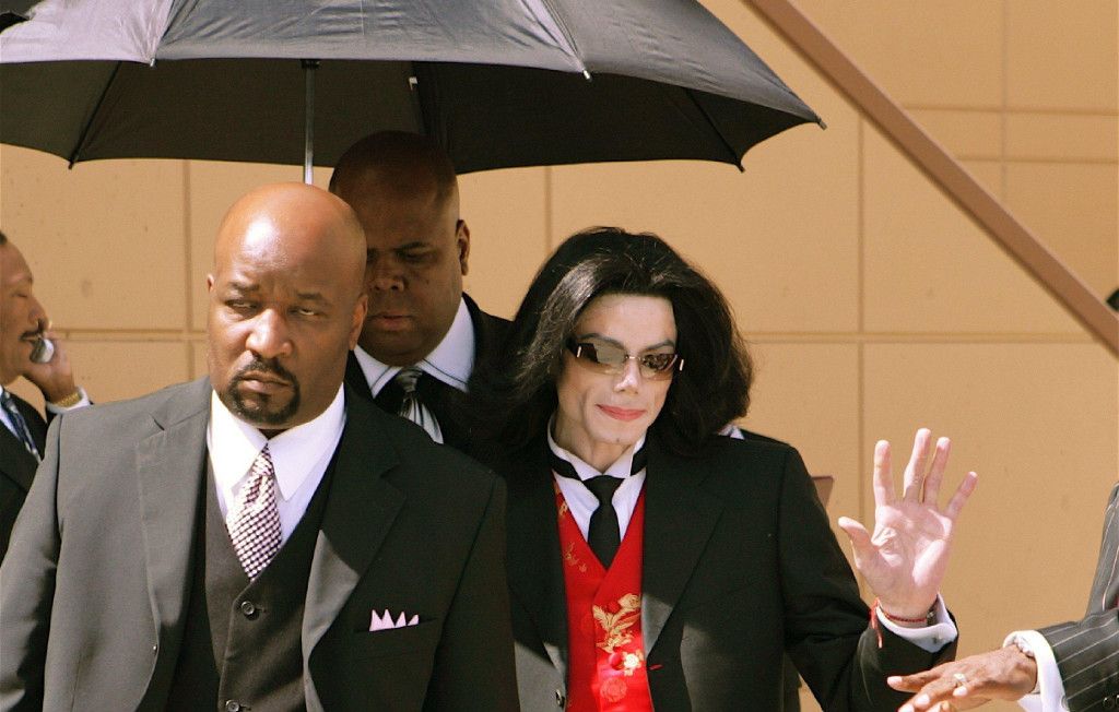 Le chanteur Michael Jackson à la sortie du tribunal de Santa Maria en 2005