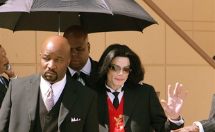 Le chanteur Michael Jackson à la sortie du tribunal de Santa Maria en 2005