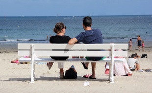 Des touristes sur la plage de Dinard.