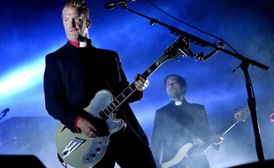 Josh Homme sur scène en octobre 2014.