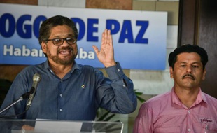 Le chef de la délégation des Farc à La Havane, Ivan Marquez, prononce un discours aux côtés du commandant Edison Romana, le 14 avril 2016, à la Havane