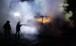 De nouveaux incidents ont eu lieu mercredi autour de décharges près de Naples, blessant un policier et trois manifestants contre le déversement de déchets, tandis que Bruxelles a demandé au gouvernement italien de rémédier à la crise "sans retard".