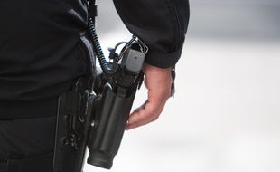 La police judiciaire a arrêté deux personnes suspectées d'avoir agressé 14 femmes à l'aide d'une arme de poing (Illustration).