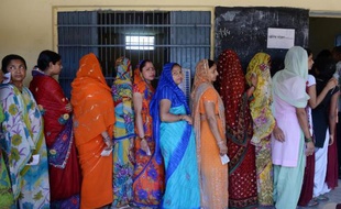 Des électrices indiennes attendent leur tour pour voter dans le village de Dabua, près de Faribadad, le 10 avril 2014, pour la troisième des neuf phases de vote prévues jusqu'au 12 mai pour renouveler le parlement indien